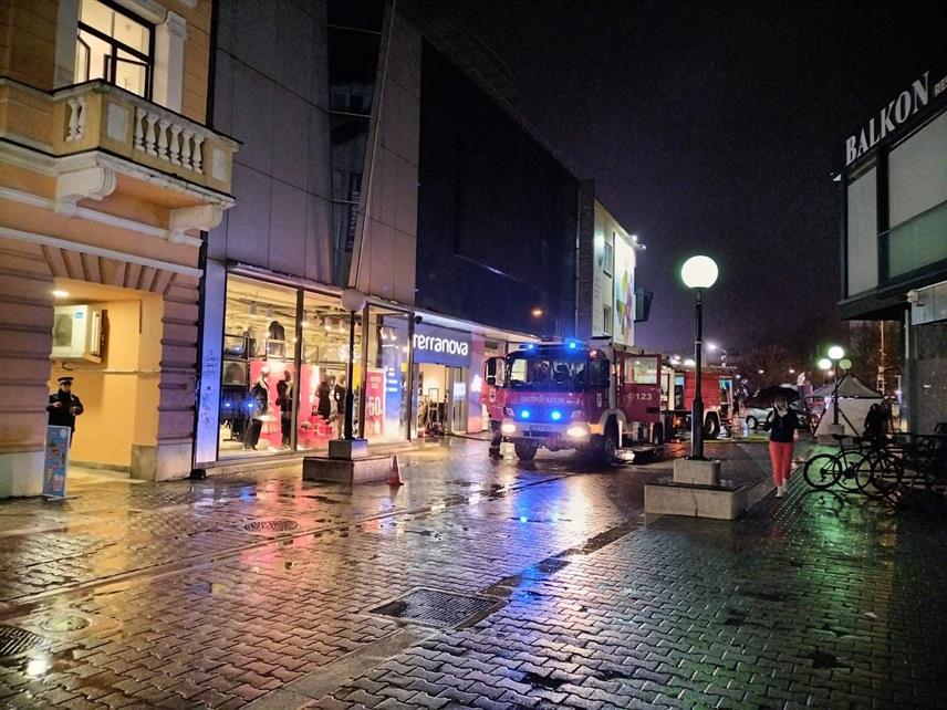 БАЊАЛУКА, 20. ДЕЦЕМБРА /СРНА/ - У продавници одјеће "Теранова" у центру Бањалуке избио је пожар, речено је Срни у бањалучкој Ватрогасној бригади.
