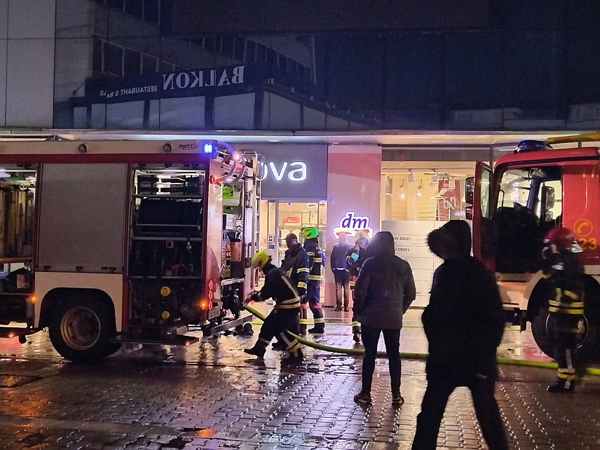 БАЊАЛУКА, 20. ДЕЦЕМБРА /СРНА/ - Пожар који је вечерас избио у продавници одјеће "Теранова" у центру Бањалуке локализован је и у њему није било повријеђених, јавља дописник Срне.