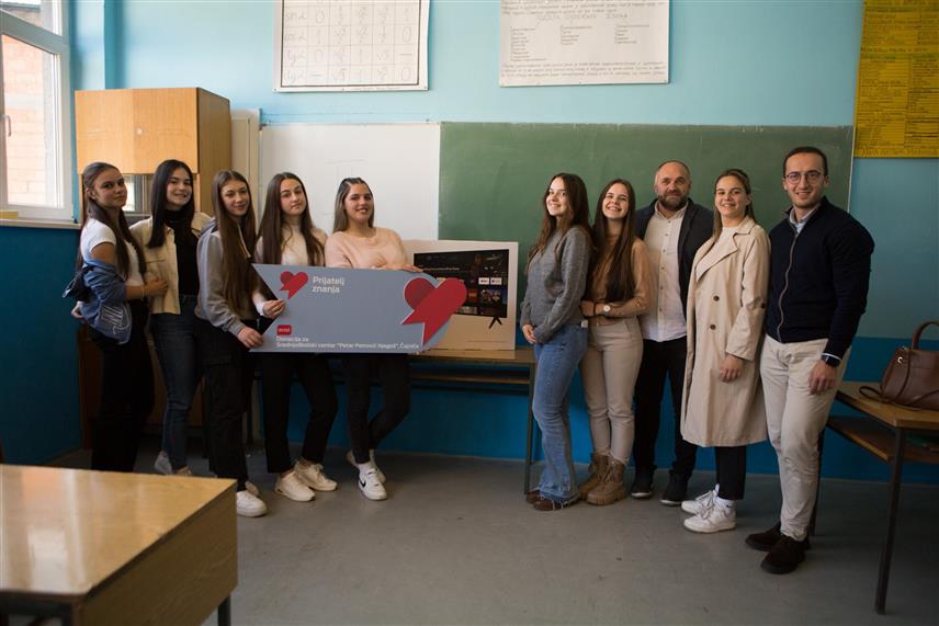 БАЊАЛУКА, 20. ДЕЦЕМБРА /СРНА/ - Компанија М:тел донирала је Средњошколском центру "Петар Петровић Његош" у Чајничу три смарт телевизора, која ће им омогућити примјену савременог вида наставе.