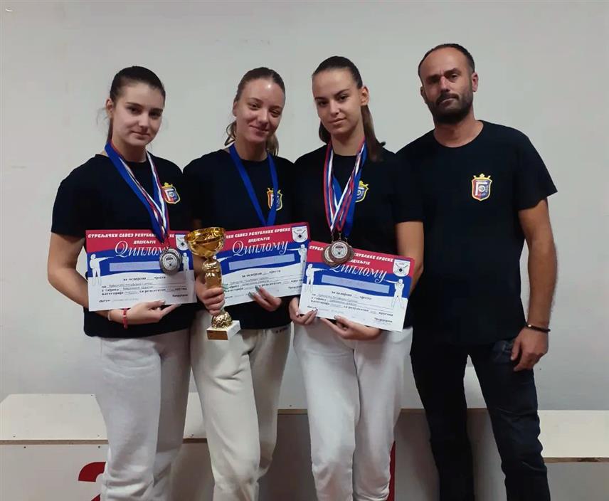СОКОЛАЦ, 21. ДЕЦЕМБРА /СРНА / - Стријелци соколачког "Гласинца" ову годину памтиће као најуспјешнију од оснивања Стрељачког клуба прије 12 година, не само по броју освојених медаља него и по томе што су постали запажени ван граница Републике Српске.	