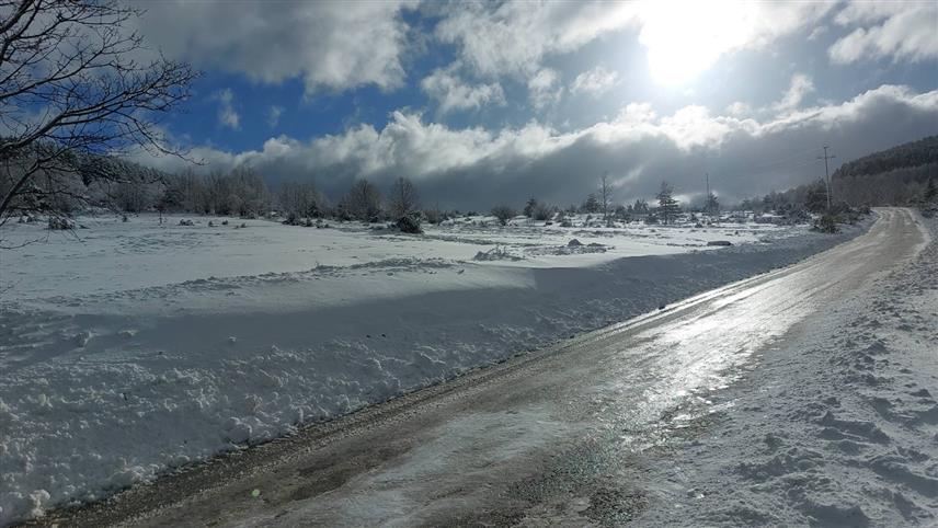 ДРВАР, 21. ДЕЦЕМБРА /СРНА/ - Пут од Дрвара до Гламоча на појединим дијеловима је завијан, а српски повратници имају проблем и са напајањем електричном енергијом.