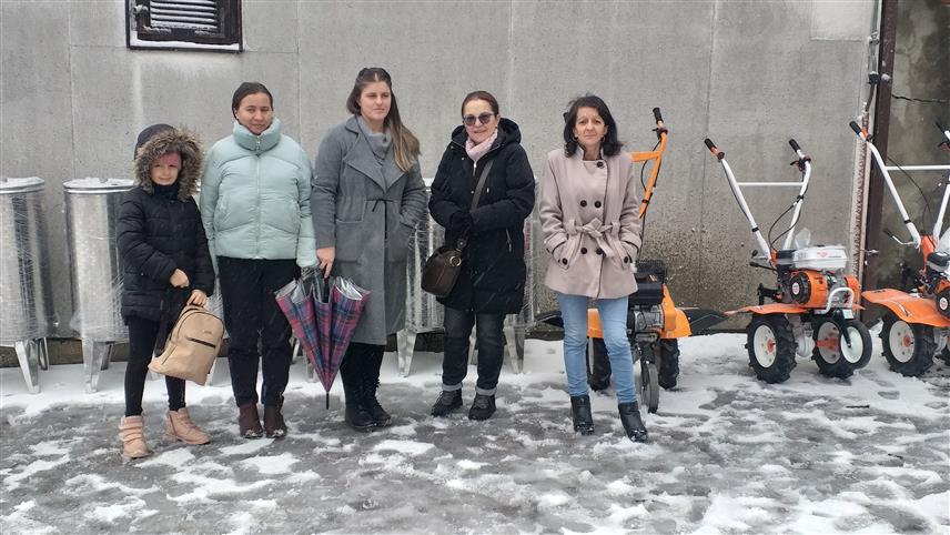 ВЛАСЕНИЦА, 21. ДЕЦЕМБРА /СРНА/ - Удружење жена "Подриња" из Власенице данас је у оквиру пројекта "Заједно за будућност - оснаживање жена у пољопривреди", својим члановима, женама повратницама, које су у категорији избјеглих и расељених са руралног подручја, подијелило три копачице и седам посуда од инокса за сокове.