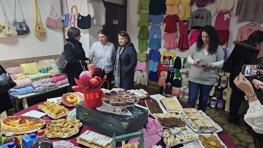 ПРЊАВОР, 21. ДЕЦЕМБРА /СРНА/ - Градоначелник Прњавора Дарко Томаш са сарадницима посјетио је дводневну изложбу ручних радова, хране и зимнице, која има и продајни карактер.