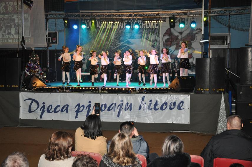ПРИЈЕДОР, 21. ДЕЦЕМБРА /СРНА/ - 24. Фестивал "Новогодишње караоке - дјеца пјевају хитове" одржан синоћ у Приједору.	