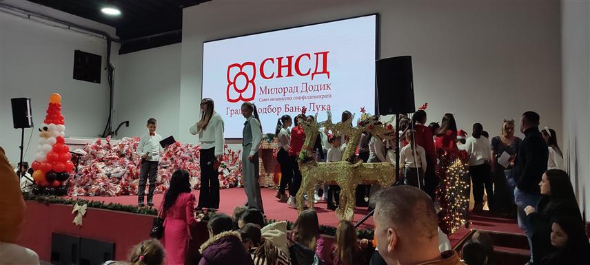 БАЊАЛУКА, 22. ДЕЦЕМБРА /СРНА/ - Градски одбор СНСД-а Бањалука организовао је данас приредбу за дјецу и подијелио им више од 5000 новогодишњих пакетића, а дружењу су присуствовали потпредсједник странке Жељка Цвијановић и организациони секретар Игор Додик.	