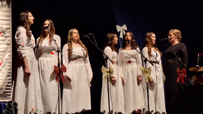 ДРВАР, 22.ДЕЦЕМБРА /СРНА/ - Етно-група "Царза" из Дрвара вечерас је одржала у овом граду пети хуманитарни концерт под називом "Вера, нада и љубав".