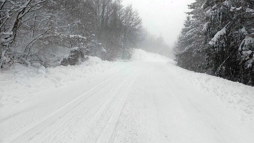 ДРВАР, 23. ДЕЦЕМБРА /СРНА/ - Путни правац Дрвар-Гламоч и Дрвар-Источни Дрвар је потпуно непроходан.