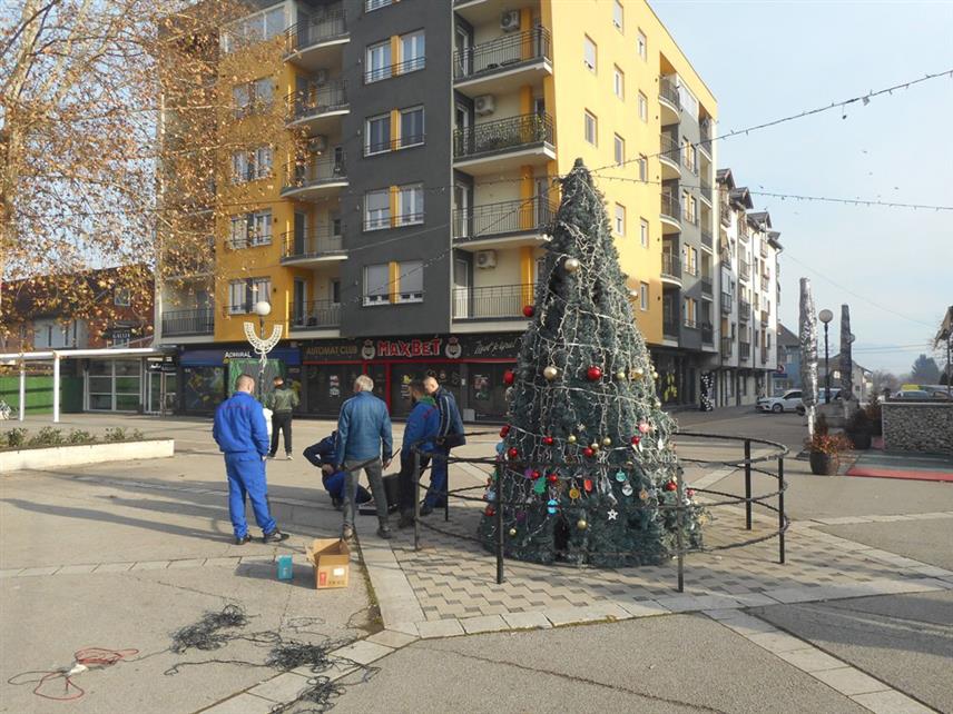 БРАТУНАЦ, 23. ДЕЦЕМБРА /СРНА/ - У Братунцу је данас завршено празнично декорисање центра, односно Трга Милоша Обилића и шеталишта у овом мјесту.