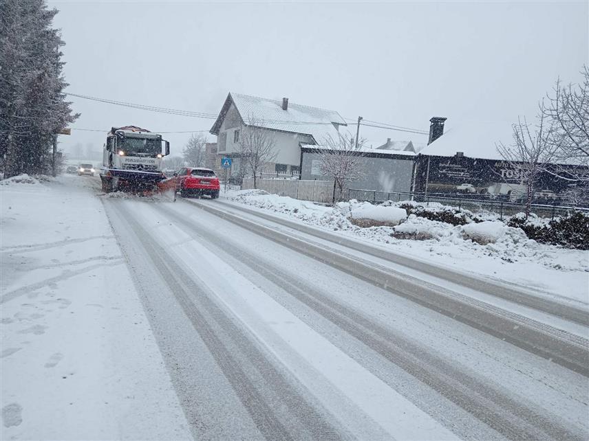 СОКОЛАЦ, 23. ДЕЦЕМБРА /СРНА/ - Снијег који од јутрос пада на подручју Сарајевско-романијске и Горњодринске регије за сада не утиче на нормално одвијање саобраћаја на магистралним и регионалним путевима, а сва механизација је на терену гдје чисти коловоз, рекли су Срни у "Романијапутевима".