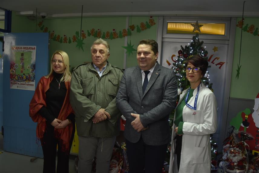 БАЊАЛУКА, 23. ДЕЦЕМБРА /СРНА/ - Предсједник Народне скупштине Републике Српске Ненад Стевандић уручио је никољданске пакетиће дјеци која се налазе на лијечењу у Институту за физикалну медицину, рехабилитацију и ортопедску хирургију "Др Мирослав Зотовић".