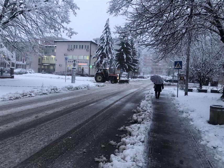 ЧЕЛИНАЦ, 23. ДЕЦЕМБРА /СРНА/ - Од раних јутарњих часова свим уговореним извођачима за зимско одржавање путева дат је налог за чишћење снијега на подручју општине Челинац.