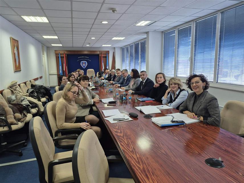 БАЊАЛУКА, 23. ДЕЦЕМБРА /СРНА/ - Службеници МУП-а Републике Српске у овој години су обрадили 989.646 захтјева за издавање личних докумената, што је за 139.285 више него лани, констатовано је на састанку ресорног министра Синише Карана са руководиоцима Управе за правне и кадровске послове, те њених одјељења у свим полицијским управама.