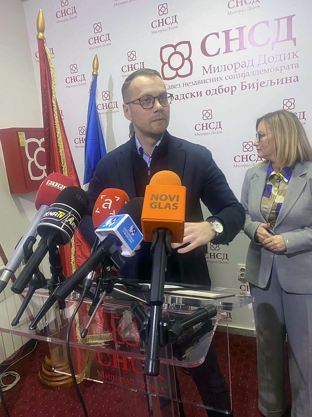 БИЈЕЉИНА, 23. ДЕЦЕМБРА /СРНА/ - Предсједник Градског одбора СНСД-а у Бијељини Бојан Савић рекао је да ова странка има списак са 17 одборника у Скупштини града Бијељина који би чинили функционалну већину, али је додао да још нису стигли сви сертификати од Централне изборне комисије /ЦИК/ БиХ, што може утицати на сутрашњу конститутивну сједницу градског парламента