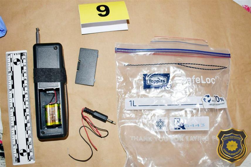 САРАЈЕВО, 23. ДЕЦЕМБРА /СРНА/ - Припадници Федералне управе полиције ухапсили су мушкарце чији су иницијали Х.К. /47/ и К.Д. /31/ из Сарајева због сумње да су намјеравали да употријебе експлозивну направу са даљинским активирањем и тиме изазову опасност по животе људи и имовину већих размјера.