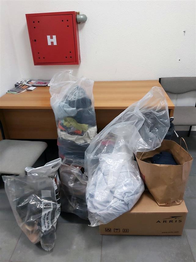 НОВИ ГРАД, 23. ДЕЦЕМБРА /СРНА/ - Представници Црвеног крста и Цивилне заштите у Новом Граду посјетили су данас дванаесточлану породицу Вукота којој је пожар уништио кућу и уручили им пакете помоћи.