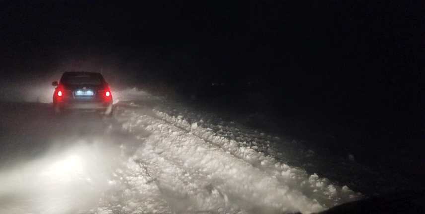 ДРВАР, 23. ДЕЦЕМБРА /СРНА/ - Колона аутомобила, у којима има и дјеце, заметена је готово седам сати у снијегу у мјесту Црљивица на путу Босански Петровац-Дрвар.