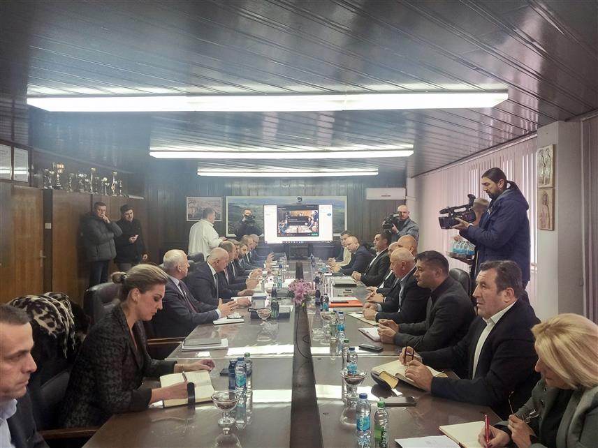 ГАЦКО, 23. ДЕЦЕМБРА /СРНА/ - У Управној згради Рудника и Термоелектране /РиТЕ/ "Гацко" данас је одржан састанак колегијума директора којем су присуствовали министар енергетике и рударства Републике Српске Ђокић и в.д. генералног директора "Електропривреде Републике Српске"Лука Петровић.