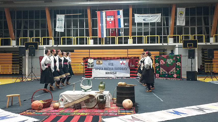 МИЛИЋИ, 23. ДЕЦЕМБРА /СРНА/ - Културно-умјетничко друштво /КУД/ "Прота Матија Поповић" одржао је у Милићима традиционални годишњи концерт на којем је наступило више од 100 извођача.