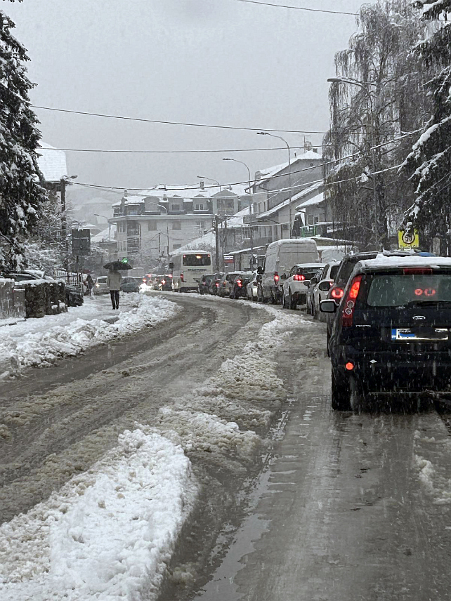 БАЊАЛУКА, 23. ДЕЦЕМБРА /СРНА/ - Снијег који је почео да пада направио је проблеме у Бањалуци гдје је отежан саобраћај од раних јутарњих часова.
