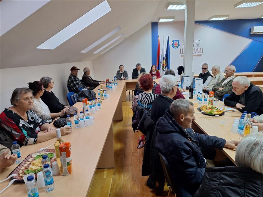 ШАМАЦ, 24. ДЕЦЕМБРА /СРНА/ - У општини Шамац данас је уприличен пријем за пензионисане раднике Општинске управе и за 54 пензионера обезбијеђени скромни поклони и на рачуне уплаћено по 50 КМ, у сусрет новогодишњим и божићним празницима.