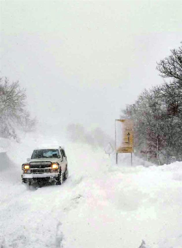 ДРВАР, 24. ДЕЦЕМБРА /СРНА/ - У Дрвару је проглашено стање елементарне непогоде због снијега који је у овој локалној заједници изазвао бројне и велике проблеме.