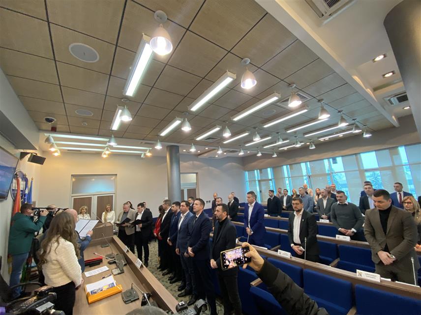 БИЈЕЉИНА, 24. ДЕЦЕМБРА /СРНА/ - Бранислав Tекић и Зоран Прибишић, којима су пристигли сертификати од ЦИК-а, положили су данас свечану заклетву на конститутивној сједници Скупштине града Бијељина.