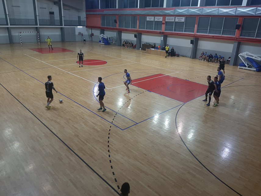 ФОЧА, 24. ДЕЦЕМБРА /СРНА/ - У Градској дворани у Фочи почео је Новогодишњи турнир у малом фудбалу на којем учествује 14 екипа из Фоче, Пала, Источног Сарајева, Никшића и Плужина.