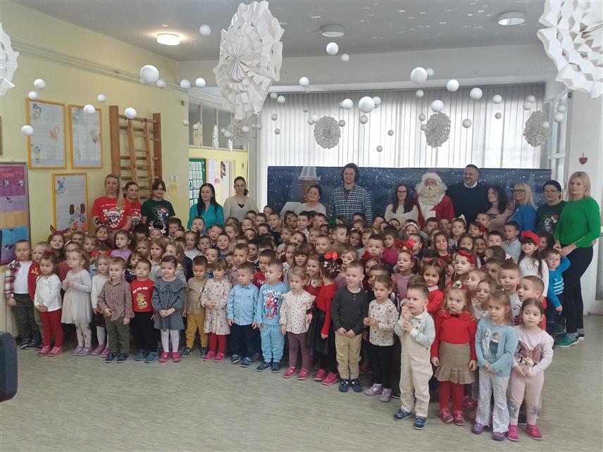 ДЕРВЕНТА, 24. ДЕЦЕМБРА /СРНА/ - У вртићу "Трол" данас је подијељено 220 новогодишњих пакетића дјеци које је обезбиједила Градска управа.
