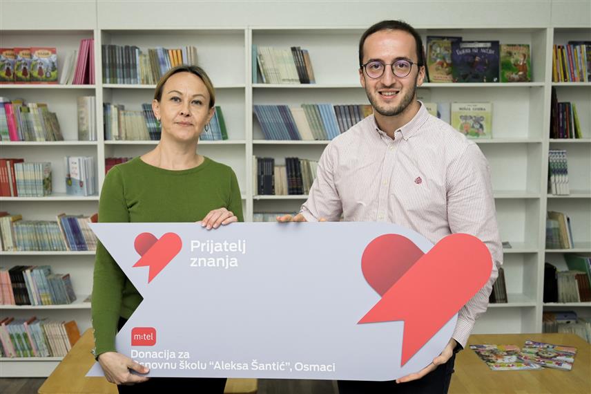 БАЊАЛУКА, 24. ДЕЦЕМБРА /СРНА/ - Компанија "М:тел" поклонила је Основној школи у Осмацима код Зворника полице за библиотеку.