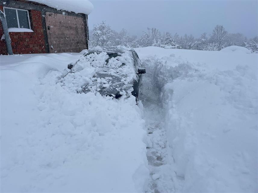 ДОБОЈ, 24. ДЕЦЕМБРА /СРНА/ - На подручју општине Теслић данас је проглашено стање елементарне непогоде због обилних сњежних падавина које су узроковале велике проблеме у саобраћају, прекид у снабдијевању електричном енергијом и отежано функционисање служби и јавних установа.