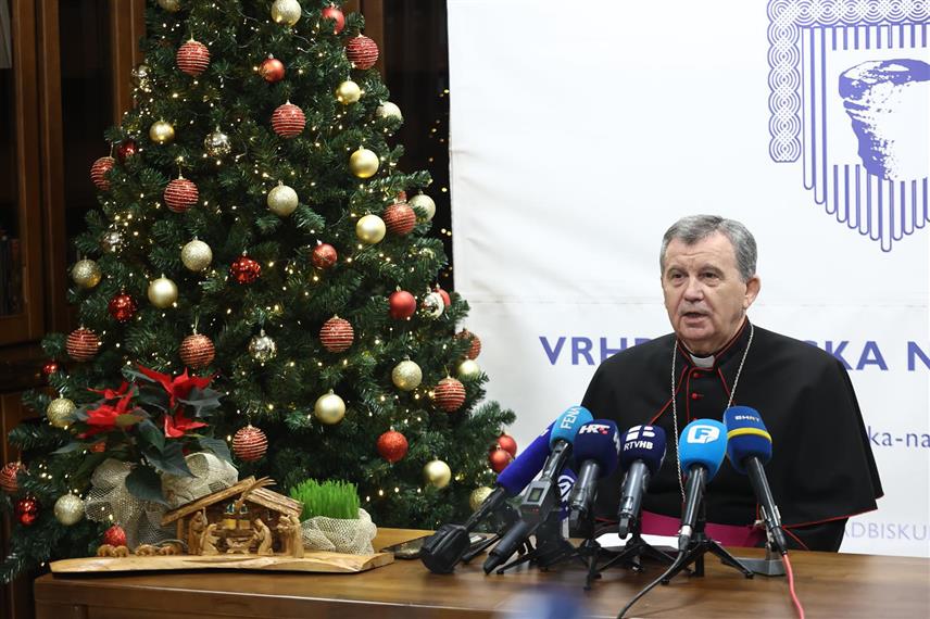 САРАЈЕВО, 24. ДЕЦЕМБРА /СРНА/ - Надбискуп врхбосански Томо Вукшић пожелио је, поводом каточичког Божића, који се прославља сутра, свим људима добре воље божићну радост и сретну Нову годину испуњену новим благословима Божије доброте.