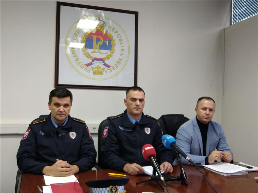 ИСТОЧНО САРАЈЕВО, 24. ДЕЦЕМБРА /СРНА/ - Припадници Полицијске управе Источно Сарајево предузимају све планске активности да би туристичка сезона на Јахорини протекла безбједно, као и сви предстојећи празници, рекао је начелник Управе Бранимир Шеховац.	
