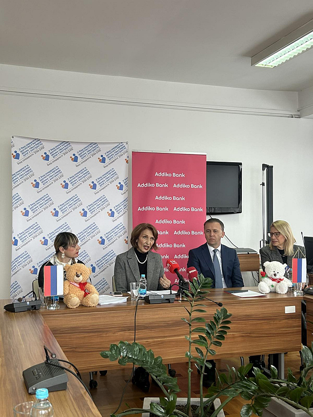 БАЊАЛУКА, 24. ДЕЦЕМБРА /СРНА/ - Адико банка Бањалука отвориће штедне књижице за 139 малишана који су у овој години лијечени у иностранству и донирати им одређен износ, уз каматну стопу јуниор штедње, у оквиру сарадње са Фондом солидарности за дијагностику и лијечење обољења стања и повреда дјеце у иностранству.