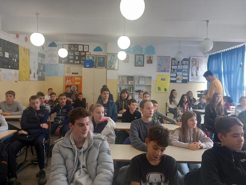 ТРЕБИЊЕ, 24. ДЕЦЕМБРА /СРНА/ - Припадници Полицијске станице Требиње данас су у Основној школи "Вук Караџић" одржали предавање о посљедицама нестручне и незаконите употребе пиротехничких средстава и оружја.