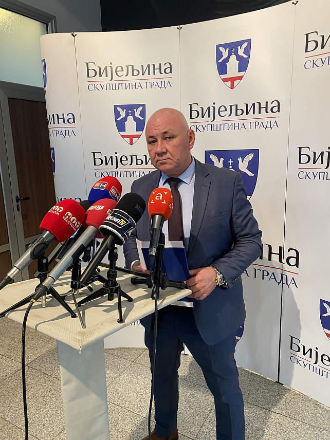 БИЈЕЉИНА, 24. ДЕЦЕМБРА /СРНА/ - Најстарији одборник који је предсједавао Скупштини града Бијељина Миленко Зупур рекао је да је данашња конститутивна сједница прекинута у складу са Пословником.