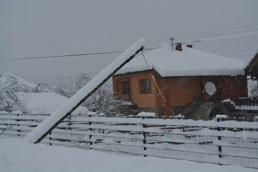 ЛОПАРЕ, 24. ДЕЦЕМБРА /СРНА/ - Снијег који, већ други дан непрекидно пада на подручју општине Лопаре, донио је проблеме у одвијању саобраћаја и снабдијевању потрошача електричном енергијом.