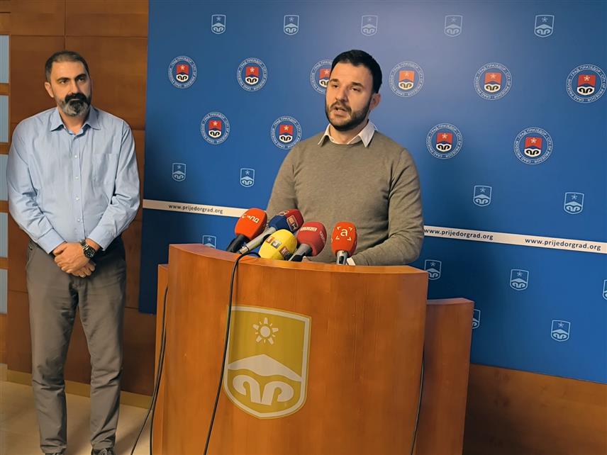 ПРИЈЕДОР, 24. ДЕЦЕМБРА /СРНА/ - Градоначелник Приједора Слободан Јавор изјавио је данас да ће сутра сазвати ванредну скупштину акционара предузећа "Аутотранспорт" на којој ће за новог вршиоца дужности директора бити именован Александар Тубин, а разријешен досадашњи в.д. директора Игор Милетић који је поднио оставку.