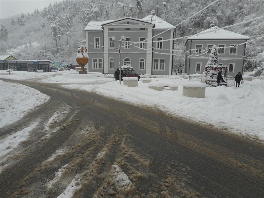 СРЕБРЕНИЦА, 24. ДЕЦЕМБРА /СРНА/ - Снијег на подручју Сребренице и даље пада нешто мањим интензитетом у односу на претходну ноћ и јутро и достигао је висину од 30 центиметара у нижим, те 60 до 70 центиметара у вишим предјелима ове општине.