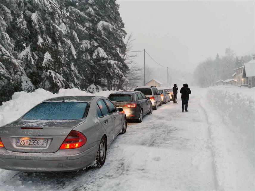 ДРВАР, 24. ДЕЦЕМБРА /СРНА/ - Tешка механизација покушава да пробије сњежне сметове на путном правцу Дрвар - Босански Петровац гдје се налазе заметени аутомобили и људи, рекла је Срни предсједник Општинског вијећа Дрвар Јасна Пећанац.