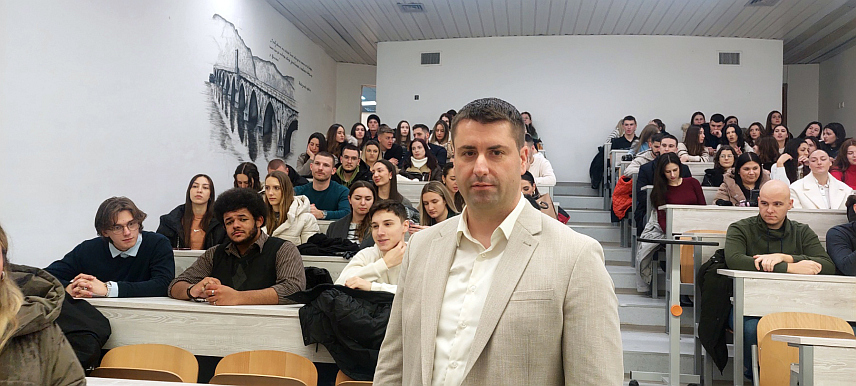 ИСТОЧНО САРАЈЕВО, 24. ДЕЦЕМБРА /СРНА/ - Начелник општине Источно Ново Сарајево Јован Катић потписао је данас уговоре са 122 студента који су остварили право на стипендију.