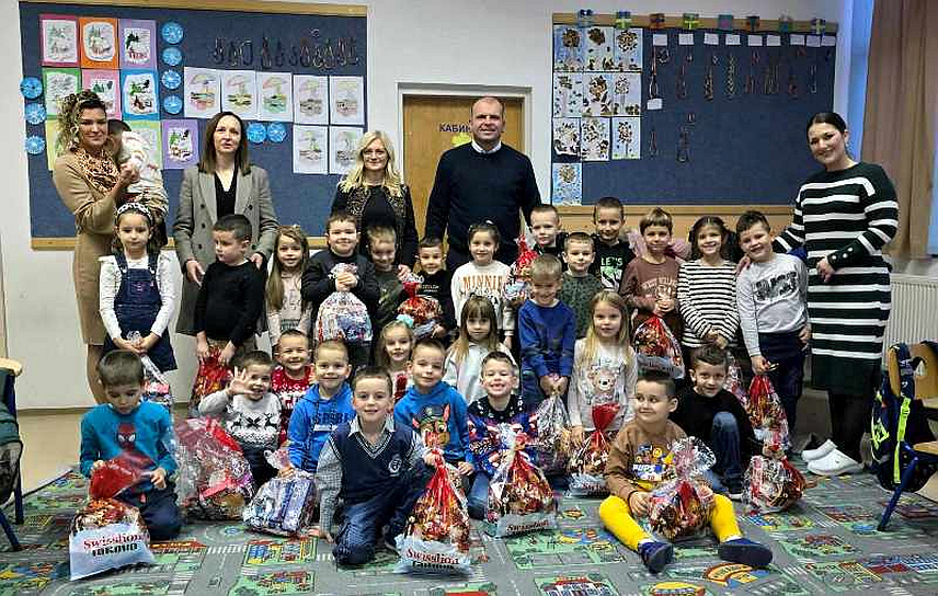 ЗВОРНИК, 24. ДЕЦЕМБРА /СРНА/ - Градоначелник Зворника Бојан Ивановић посјетио је данас припремна одјељења вртића "Наша радост" у Зворнику, Каракају, Челопеку, Тршићу и Брањеву и подијелио дјеци пакетиће поводом предстојећих новогодишњих и божићних празника.