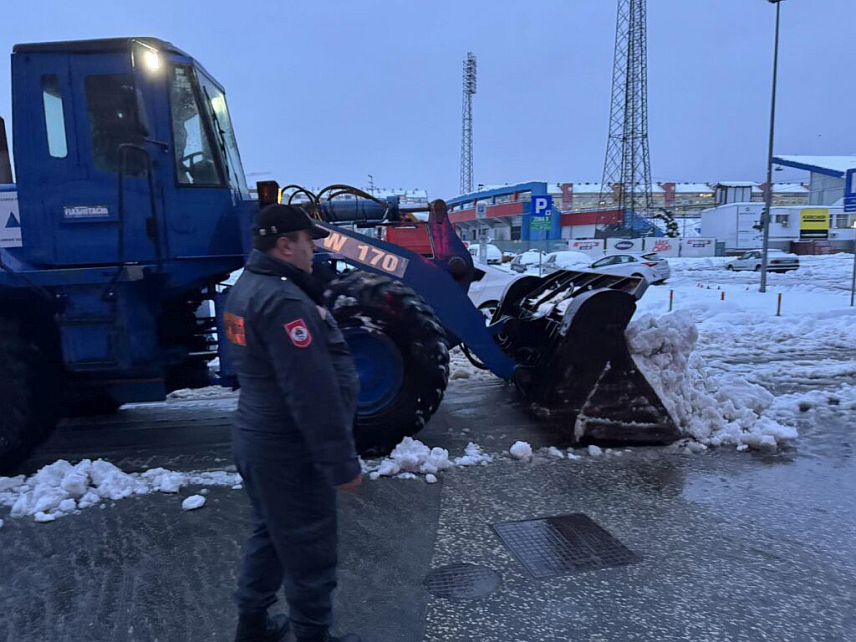 ИСТОЧНО САРАЈЕВО, 24. ДЕЦЕМБРА /СРНА/ - Тимови Управе цивилне заштите Републике Српске настављају чишћење снијега на подручју Бањалуке и радиће до дубоко у ноћ.