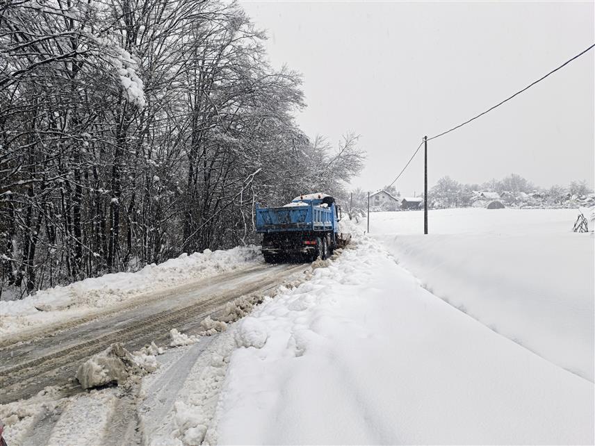 ДЕРВЕНТА, 24. ДЕЦЕМБРА /СРНА/ - Снијег који је у протекла 24 часа падао у Дервенти изазвао је проблеме у саобраћају који се одвија отежанo, а све екипе зимске службе су и даље у пуном капацитету на терену и чисте путеве по приоритетима, саопштено је из Градске управе.