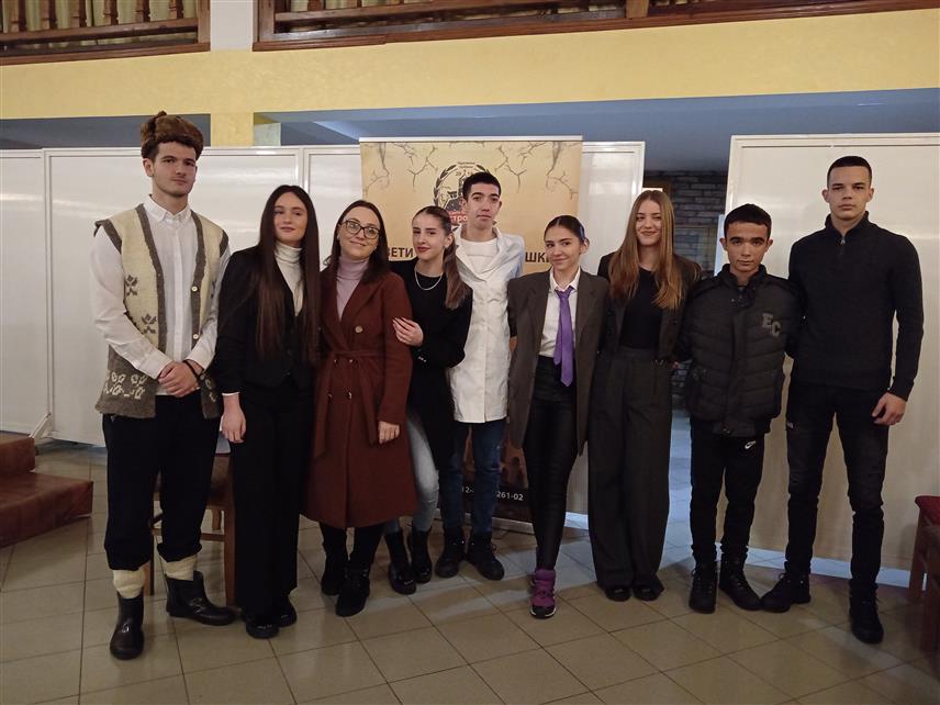 СОКОЛАЦ, 24. ДЕЦЕМБРА /СРНА/ - Чланови Драмске секције Средњошколског центра "Василије Острошки" на Сокоцу извели су вечерас у Парохијском дому представу "Јазавац пред судом", а средства од улазница намијењена су за помоћ породицама лошег материјалног стања на подручју ове општине.