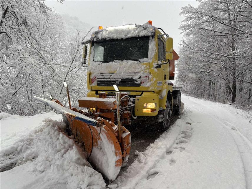 НОВИ ГРАД, 24. ДЕЦЕМБРА /СРНА/ - На подручју општине Нови Град и даље има проблема у снабдијевању потрошача електричном енергијом.