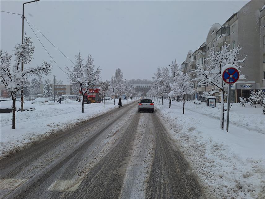 ИСТОЧНО НОВО САРАЈЕВО, 24. ДЕЦЕМБРА /СРНА/ - Радници Комуналног предузећа "Рад" улажу максималне напоре да одрже проходност путева првог приоритета, како би се нормализовао саобраћај у Источном Новом Сарајеву.