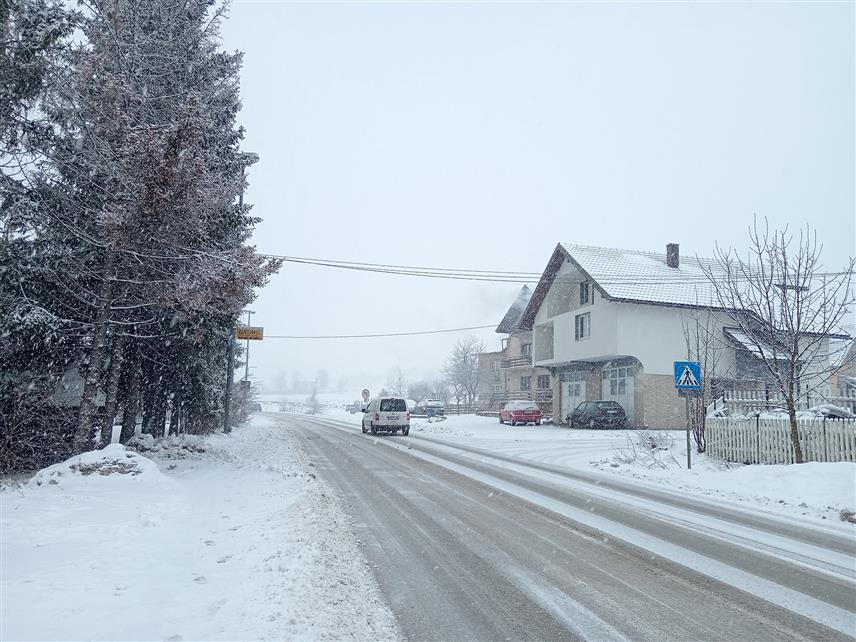 СОКОЛАЦ, 24. ДЕЦЕМБРА /СРНА/ - Магистрални и регионални путеви на подручју Сарајевско-романијске и горњодинске регије су очишћени и проходни, јер су машине "Романијапутева" радиле током ноћи, рекли су Срни у овом предузећу.