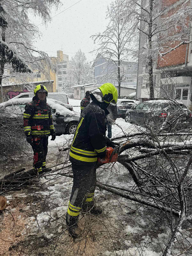 БАЊАЛУКА, 24. ДЕЦЕМБРА /СРНА/ - Усљед обилног снијега, бањалучка Ватрогасно-спасилачка бригада у протекла 24 часа имала је 59 техничких интервенција на уклањању стабала, грана са саобраћајница, возила и објеката на разним локацијама широм града.