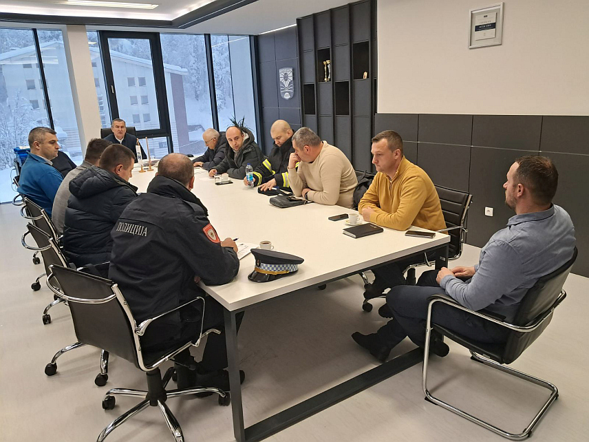 КОТОР ВАРОШ, 24. ДЕЦЕМБРА /СРНА/ - Штаб за ванредне ситуације у Котор Варошу прогласио је данас стање елементарне непогоде на подручју ове општине због обилног снијега.