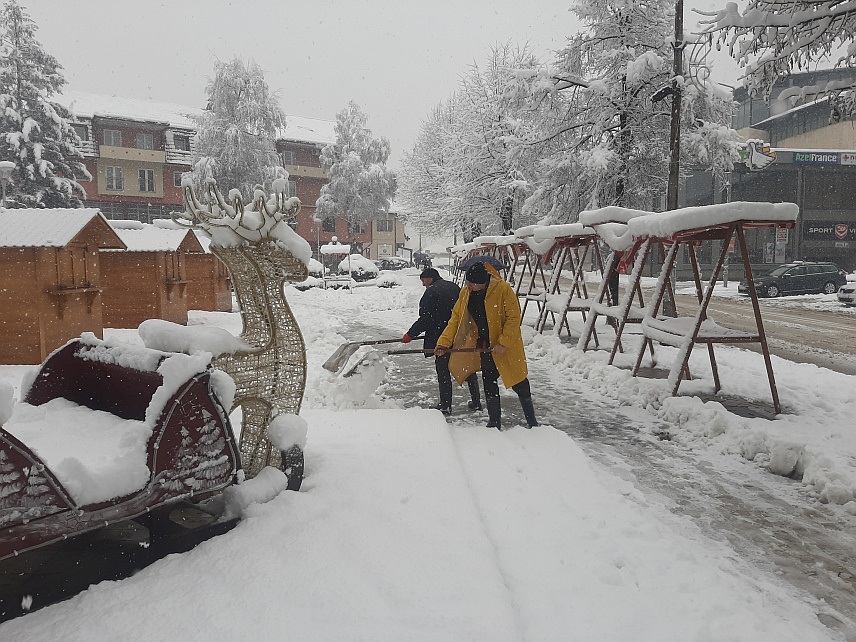 ФОЧА, 24.ДЕЦЕМБРА /СРНА/ - Сви путни правци на подручју Фоче проходни су за саобраћај, путеви су заснијежени и одвијање саобраћаја је отежано, али машине даноноћно чисте.